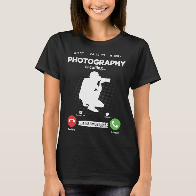 Photography Is Calling I Must Go Camera Hobby Phot T-Shirt (Vorderseite)
