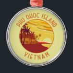 Phu Quoc Island Vietnam Retro Distressed Circle Ornament Aus Metall<br><div class="desc">Phu Quoc Island Vektorgrafik Design. Phú Quæc ist eine vietnamesische Insel vor der Küste Kambodschas im Golf von Thailand.</div>