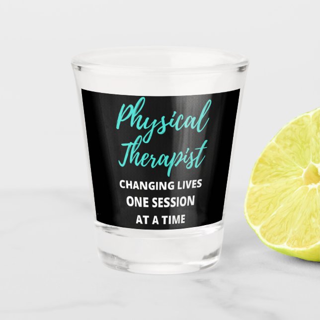 Physical Therapist Changing Lives One Session Schnapsglas (Vorderseite)