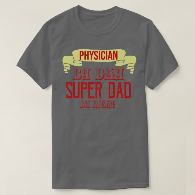Physician by day  T-Shirt (Design vorne)