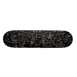 Physik-Gleichungen auf schwarzem // Skateboard