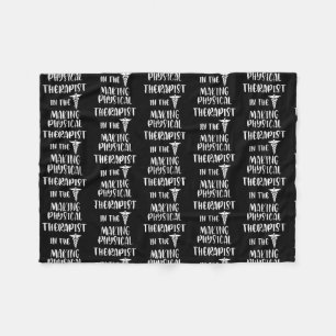 Physiotherapeut bei der körperlichen Therapie Fleecedecke