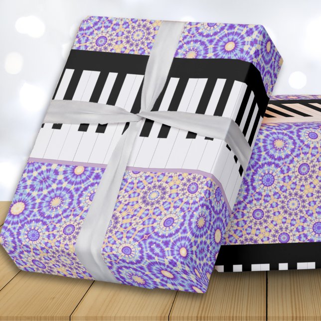 Piano Keys Hübsch Lilac Gemustert Geschenkpapier (Stylish gift wrapping paper with black and white piano keys and abstract lilac and cream pattern)