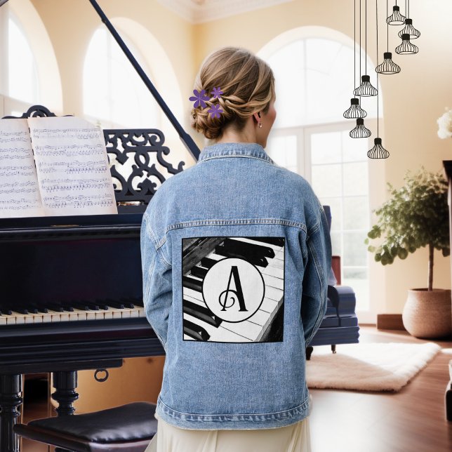 Piano Keys Monogram für Schwarz-Weiß-Musik Jeansjacke (A denim jacket with piano keyboard and monogram letter circle design)