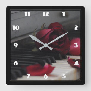 Piano Keys with a Red Rose Quadratische Wanduhr