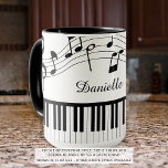 Piano-Musiknoten Personalisierte Farbgebung Tasse<br><div class="desc">Moderne, personalisierte Tasse mit Klaviertastatur und Musiknoten mit einem Namen, Monogramm oder individuellem Text in der Farbauswahl und im Schriftart-Stil (in Schwarz und Weiß dargestellt). Ideal für Musiklehrer, Musiker und Musikprofis. Das Beispiel wird in der Tasse 15 oz. Größe mit farbigem Griff und innen gezeigt. Andere Tasse, Stile und Farben...</div>
