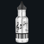 Piano-Musiknoten Skriptname Schwarz-weiß Edelstahlflasche<br><div class="desc">Moderne,  stilvolle Wasserflasche mit Klaviertastatur und Musiknoten in Schwarz-Weiß personalisiert mit Ihrem Namen in einem handgeschriebenen Skript. Ideal für Musiklehrer,  Musiker und Musikprofis. Kontaktieren Sie den Designer über den Zazzle Chat oder makeitaboutyoustore@gmail.com ,  wenn Sie dieses Design modifiziert oder auf einem anderen Produkt möchten.</div>