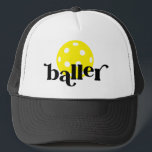 Pickle Baller Funny Black und White Truckerkappe<br><div class="desc">Der hellgelbe,  editierbare,  schwarz-weiße und gelbe LKW-LKW-Hut mit Pick-leball-Ikone und "Baller" in einem trendigen Serif-Schriftart,  perfekt für den Pickleball-Spieler.</div>