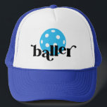Pickle Baller Funny Blue Truckerkappe<br><div class="desc">Der helle,  hellgelb bearbeitbare Pflückenmütze mit blauen und zyanenblauen LKW-LKW-Hut mit Pick-leball-Ikone und "Baller" in einem trendigen Serifenblock-Schriftart,  perfekt für den Pickleball-Spieler.</div>