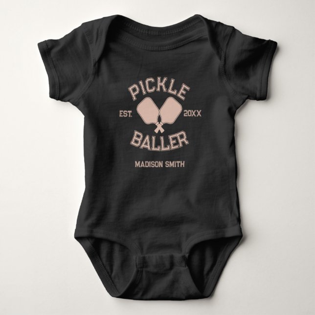 Pickle Baller Pickleball-Kollegialtypografie Baby Strampler (Vorderseite)