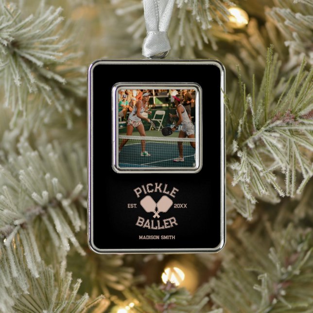 Pickle Baller Pickleball-Kollegialtypografie Rahmen-Ornament Silber (Baum)