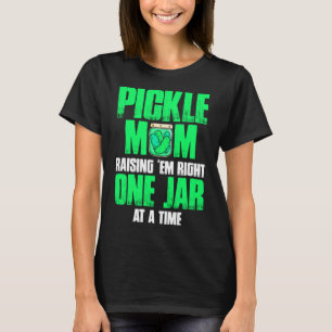 Pickle-Mama, die das Em mit einem Jar nach dem and T-Shirt