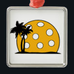 Pickleball Beach Sunset Ornament Aus Metall<br><div class="desc">Dieses spaßige Objekt für den Pickleball Liebhaber in Ihrem Leben wird sicher begeistern. Mit dem Pickle-Kugel geht auf der Insel Strand mit den Palmen. Sie werden sie zum Lächeln bringen,  wenn sie in ihrem nächsten Spiel oder Turnier zu gewinnen drohen.</div>