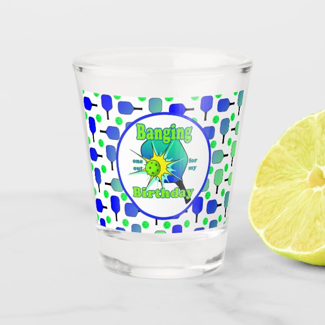 Pickleball Birthday Blue Green Paddle Ball Banging Schnapsglas (Vorderseite)