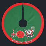 Pickleball Christmas Joy Santa Red und Green Polyester Weihnachtsbaumdecke<br><div class="desc">Die Weihnachtsfreude ist in vielerlei Hinsicht geschrieben. Feiern Sie den Urlaub mit unserer tollen JOY Pickleball Weihnachtskollektion mit festlichen Designs, die perfekt für Pickleballe und Party-Planer sind! Diese Kollektion umfasst eine einzigartige Weihnachtsdekoration und Geschenke, von bunten pickleball-Ornamenten und Party-Zubehör zu T - Shirt, Trinkbehälter, Zuhause-Waren und Accessoires. Ob Sie ein...</div>