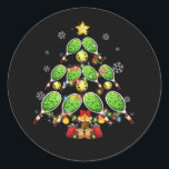 Pickleball Christmas Tree Dink Pickle Ball Player Runder Aufkleber<br><div class="desc">Ihr Pickleball paddelt und bällt aus der Tasche. Sie sind Set für ein Pickleball-Spiel am Hof. Ob draußen oder drinnen, Anfänger oder Profi, jung oder in Rente, für die USA einfach nur trinken, aber verantwortungsvoll trinken. Dieser witzige Pickleball T - Shirt macht einen tollen Abschlag für jeden Pickleball Spieler oder...</div>