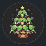 Pickleball Christmas Tree Dink Pickle Ball Player Runder Aufkleber<br><div class="desc">Ihr Pickleball paddelt und bällt aus der Tasche. Sie sind Set für ein Pickleball-Spiel am Hof. Ob draußen oder drinnen, Anfänger oder Profi, jung oder in Rente, für die USA einfach nur trinken, aber verantwortungsvoll trinken. Dieser witzige Pickleball T - Shirt macht einen tollen Abschlag für jeden Pickleball Spieler oder...</div>