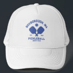 Pickleball Club Pickleball Paddle & Ball Custom Truckerkappe<br><div class="desc">Zeigen Sie Ihre Liebe des Spiels mit diesem phantastischen Pickleball-Hut. Fügen Sie einfach Ihren eigenen Text hinzu,  indem Sie auf Personalisieren klicken. Ideal für Stadtplätze,  Pickleball Clubs,  private Hinterhofplätze und Pickleball Freunde und Ausflüge.</div>