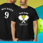 Pickleball Club Team & Custom Pickleball Player T-Shirt<br><div class="desc">Machen Sie sich bereit, auf dem Pickleball Court mit einem eigenen Pickleball Paddle einen Stil aufzustellen! Unser individuell gestaltbares Pickleball Paddle bietet ein lustiges und spielerisches Design, das Sie von der Konkurrenz abhebt. Wählen Sie aus verschiedenen Farben und Schriftart, um ein einzigartiges Design zu schaffen, das Ihre Persönlichkeit und Teamgeist...</div>