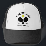 Pickleball Club Team Spieler Custom Pickle Geschen Truckerkappe<br><div class="desc">Steht auf dem Pickleball-Platz in diesem super coolen Hut mit gekreuzten Paddeln, einer Kugel und dem eigenen Text. Ändern Sie einfach die Formulierung, um Ihren Pickleball-Clubnamen, Teamnamen, Stadt/Ort oder eine beliebige Formulierung Ihrer Wahl einzufügen. Ändern Sie auch die Schriftart- und Grafikfarben - klicken Sie einfach auf Bearbeiten/Personalisieren. Ein phantastisches Geschenk...</div>