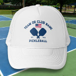 Pickleball Club Team USA American Flag Custom Truckerkappe<br><div class="desc">Stand out on the pickleball court with this stylish hat featuring crossed pickleball paddles, the United States Flag and your custom text. Personalize it easily to include your club name, team name, city, or any wording of your choice. You can also change the font and paddle colors - just click...</div>