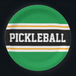PICKLEBALL Fun Athletic Bold Green Black Stripes Pappteller<br><div class="desc">Dieses sportliche Design zeichnet sich durch fett gedruckten PICKLEBALL-Text in einem breiten,  schwarzen,  horizontalen Mitte-Rennstreifen aus,  der mit zwei schwungvollen weißen Pinstreifen gegen leuchtend grüne Außenstreifen hervorgehoben wurde. Der Text kann personalisiert sein.</div>