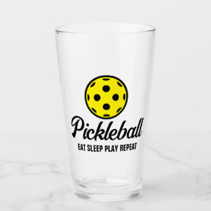 Pickleball Liebhaber trinken Glas mit humorvollem 