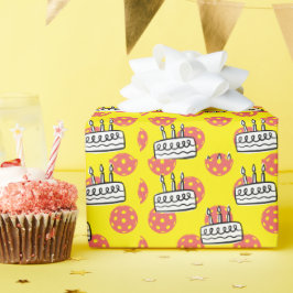 Pickleball mit Birthday Cake auf gelbem Hintergrun Geschenkpapier