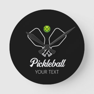 Pickleball mit Paddles und Ball Personalisiert Runde Wanduhr