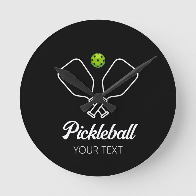 Pickleball mit Paddles und Ball Personalisiert Runde Wanduhr (Vorderseite)