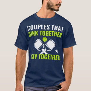 Pickleball-Paare, die zusammen lustiges Pickle zwi T-Shirt