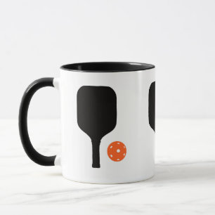 Pickleball-Paddel und orangefarbenes Pickleball Tasse