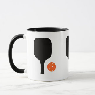 Pickleball-Paddel und orangefarbenes Pickleball Tasse