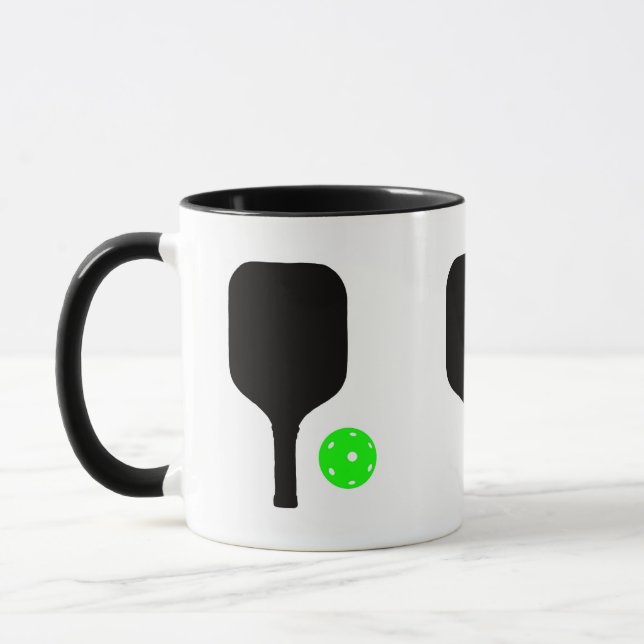 Pickleball-Paddle und grüner Ball Tasse (Links)