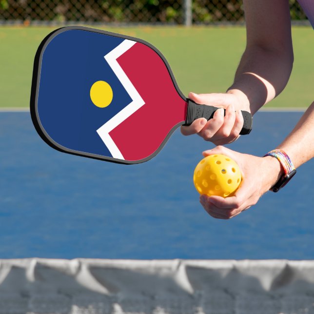 Pickleball Paddle unter der Flagge von Denver, USA (InSitu)