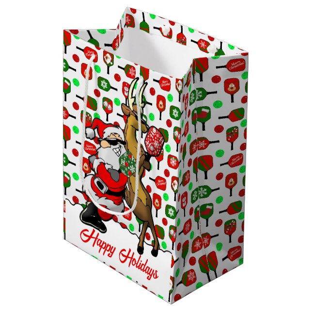 Pickleball Partners Santa & Reindeer Sleighing It Mittlere Geschenktüte (Vorderseite Schrägansicht)