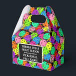 Pickleball Party Balloons auf Black Danke Geschenkschachtel<br><div class="desc">Pickleball Party, personalisiert, Ende der Saison rec Liga, pickleball Turnier danken Ihnen favors. Festliche pickleball Party Geschenk Geschenktasche für jeden Pickleball Spieler mit bunten Konfetti und pickleball Ballons auf schwarzem Hintergrund. Blaue, rote, hellgrüne, gelbe, rosa und lila Ballons aus Pickleball-Kugeln. Bunte pickleball-Themen Geburtstag, Jubiläum, vielen Dank, Ende-rec-Saison-Party, Glückwünsche, Turniergeschenk Geschenktüte...</div>