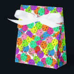 Pickleball Party Bunte Ballons Geschenkschachtel<br><div class="desc">Festliche pickleball Party Geschenk Geschenktasche für jeden Pickleball Spieler mit bunten Konfetti und pickleball Ballons auf weißem Hintergrund. Blaue, rote, hellgrüne, gelbe, rosa und lila Ballons aus Pickleball-Kugeln. Bunte pickleball-Themen Geburtstag, Jubiläum, vielen Dank, Ende-rec-Saison-Party, Glückwünsche, Turniergeschenk Geschenktüte Geschenkbox für Ihre pickleball-liebende Mutter, Vater, Onkel, Tante, Bruder, Schwester, Nachbarin, Opa, Großmutter,...</div>