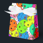 Pickleball Party Confetti und Pickleball Balloons Geschenkschachtel<br><div class="desc">Festliche pickleball Party Geschenk Geschenktasche für jeden Pickleball Spieler mit bunten Konfetti und pickleball Ballons auf weißem Hintergrund. Blaue, rote, hellgrüne, gelbe, rosa und lila Ballons aus Pickleball-Kugeln. Bunte pickleball-Themen Geburtstag, Jubiläum, vielen Dank, Ende-rec-Saison-Party, Glückwünsche, Turniergeschenk Geschenktüte Geschenkbox für Ihre pickleball-liebende Mutter, Vater, Onkel, Tante, Bruder, Schwester, Nachbarin, Opa, Großmutter,...</div>
