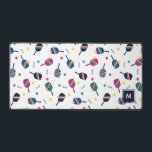 Pickleball Personalisiert Monogram Blue Green Pink Schreibtischunterlage<br><div class="desc">Diese personalisierte,  mit Monogramm Schreibtischmatte zeichnet sich durch ein lebendiges,  lustiges Muster aus,  mit gestreiften Pickleball-Paddeln,  Kugeln und dem Wort "dink!". In Blau-,  Grün-,  Rosa- und Gelbtönen. Macht ein wunderbares Geschenk! Teil einer Sammlung von Parcel Studios.</div>