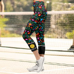 Pickleball Print Fun farbenfroher Floral Custom Te Capri Leggings<br><div class="desc">Stell dich auf dem Pickleball Court mit diesen super niedlichen Capri-Leggings mit einem lustigen, farbenfrohen Blumenmuster, hervorgehoben mit Pickleballs und deinen eigenen Text am unteren Rand. Passen Sie Ihre Monografie, Ihren Clubnamen, Ihren Spielernamen usw. an. Oder löschen Sie den Text und haben nur die Pickleballs. Super bequeme, hochwertige Leggings -...</div>