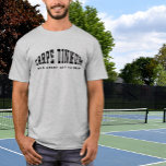 Pickleball Puppe Carpe Dinkum Funny Modern Quotes T-Shirt<br><div class="desc">Das "CARPE DINKUM" Pickleball-Pun in einem stilvollen, abgerundeten Texteffekt-Design. Es ist ein großartiger Tag zu spielen oder benutzerdefinierte Textvorlage ermöglicht es Ihnen, die Anweisung weiter zu personalisieren. Geeignet, um auf Pickleball Shirts für Frauen und Kinder übertragen zu werden, wird der Pickleballer in Ihrem Leben genießen Sie dieses einzigartige Geschenk. Die...</div>