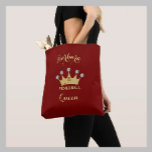 Pickleball Queen Glam Glitz Monogram Name Gold<br><div class="desc">Pickleball Gal - Fun Glitz Glam Gold Diamonds auf ihrer Krone - sie wird eine Siegerin mit dieser speziellen Totentasche - macht sie wirklich zur Königin des Hofes - Glamoros mit der Goldkrone und nur ein bisschen "über der Spitze", aber bereit, ihr Spiel zu spielen. Das ist ein großartiges Geschenk...</div>