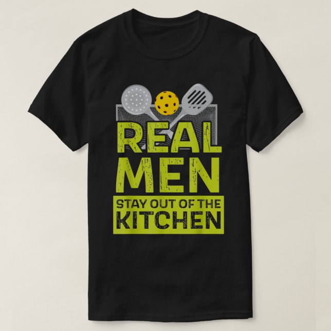 Pickleball Real Men Stay Out Of The Kitchen Pickle T-Shirt (Design vorne)