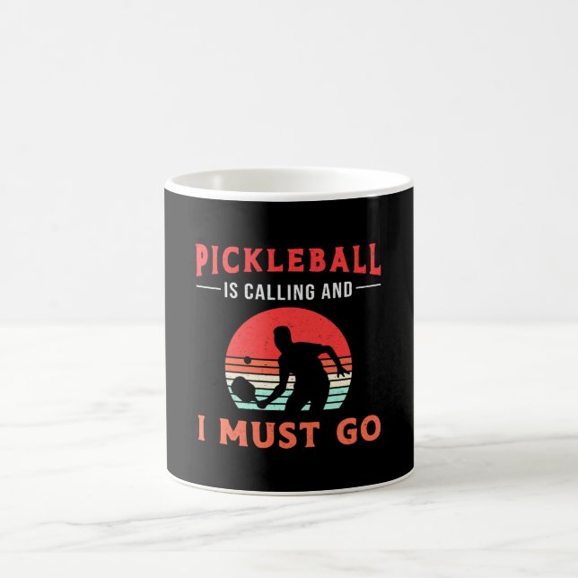 Pickleball ruft an und ich muss Paddelspieler werd Kaffeetasse (Mittel)