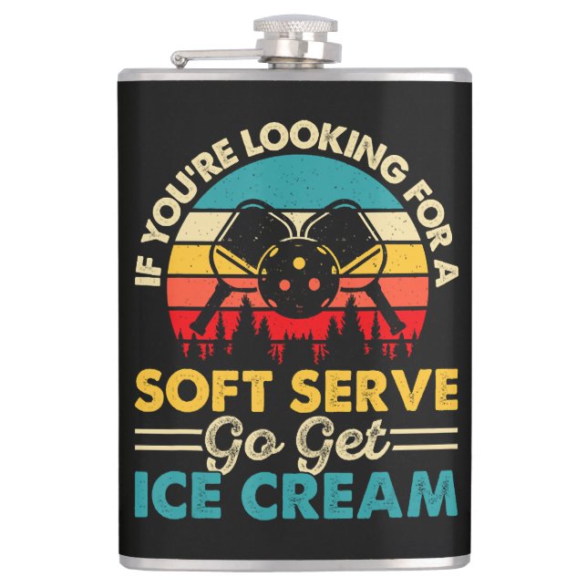 Pickleball Soft Serve Lustiger Sportswitz Flachmann (Vorderseite)