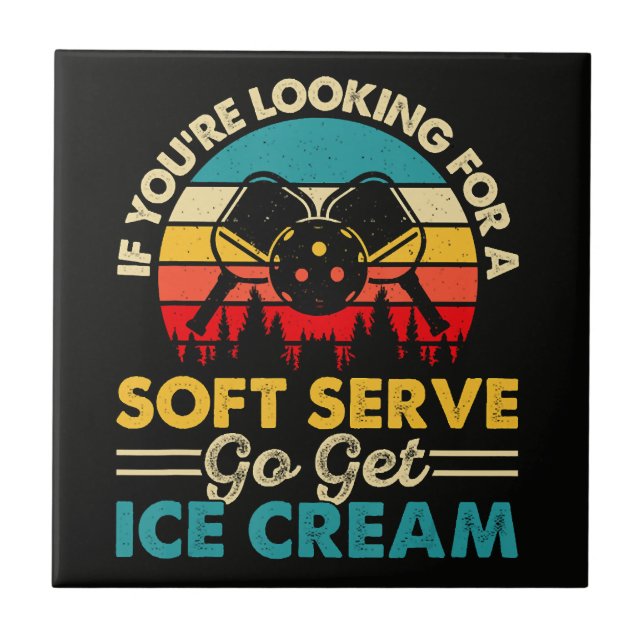 Pickleball Soft Serve Lustiger Sportswitz Fliese (Vorderseite)