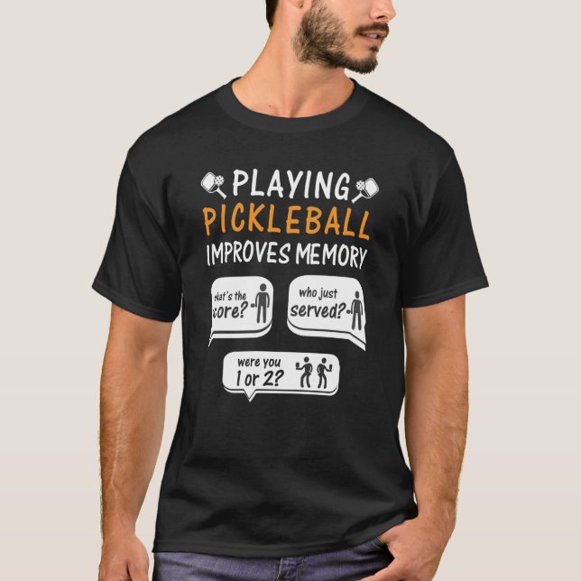 Pickleball spielen verbessert das Pickleball-Spiel T-Shirt (Vorderseite)