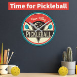 Pickleball Team Player Name Monogram Uhr<br><div class="desc">Zeit für Pickleball! Vintage Farben und Vintages Design. Enthält ein Pickleball und Pickleball Paddles. Ideal für jeden Pickleball-Fan,  ein lustiger Weg,  Ihre Liebe des Sports zu zeigen. Mit Monogramm mit Name oder Teamname.</div>