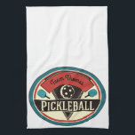 Pickleball Tuch - Vintager Entwurf<br><div class="desc">Fügen Sie dieses pickleball Tuch Ihrer Gangtasche hinzu. Vintage Farben und Vintager Entwurf,  die ein pickleball und zwei pickleball Paddel kennzeichnet. Addieren Sie Ihren eigenen Namen,  Teamnamen oder Vereinnamen.</div>